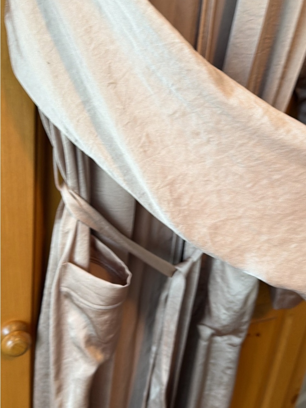 Aritzia Little Moon Women's Light Cream Satin Robe with Belt and Pockets - Picture 4 of 6
